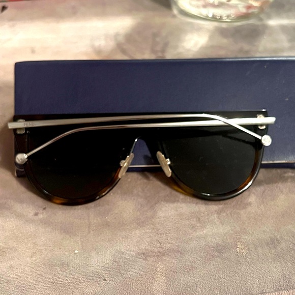 Mirrored tortoise flat frame Fendi sunglasses-worn once - Picture 2 of 5